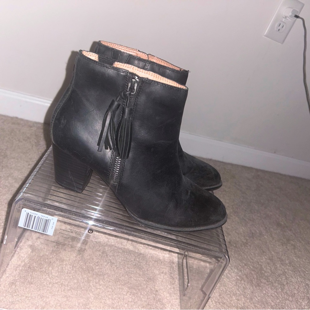 Cute + Comfortable Mid Heel Leather Vionic Booties with Tassels Size 9